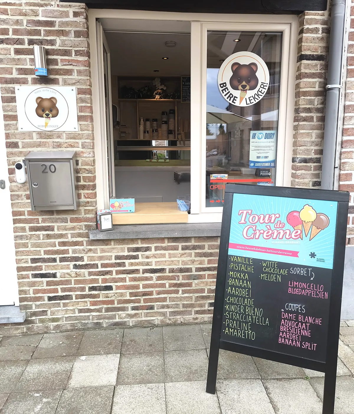 De gevel in de Potstraat met het verkoopraam, de beer en het krijtbord met de smaken