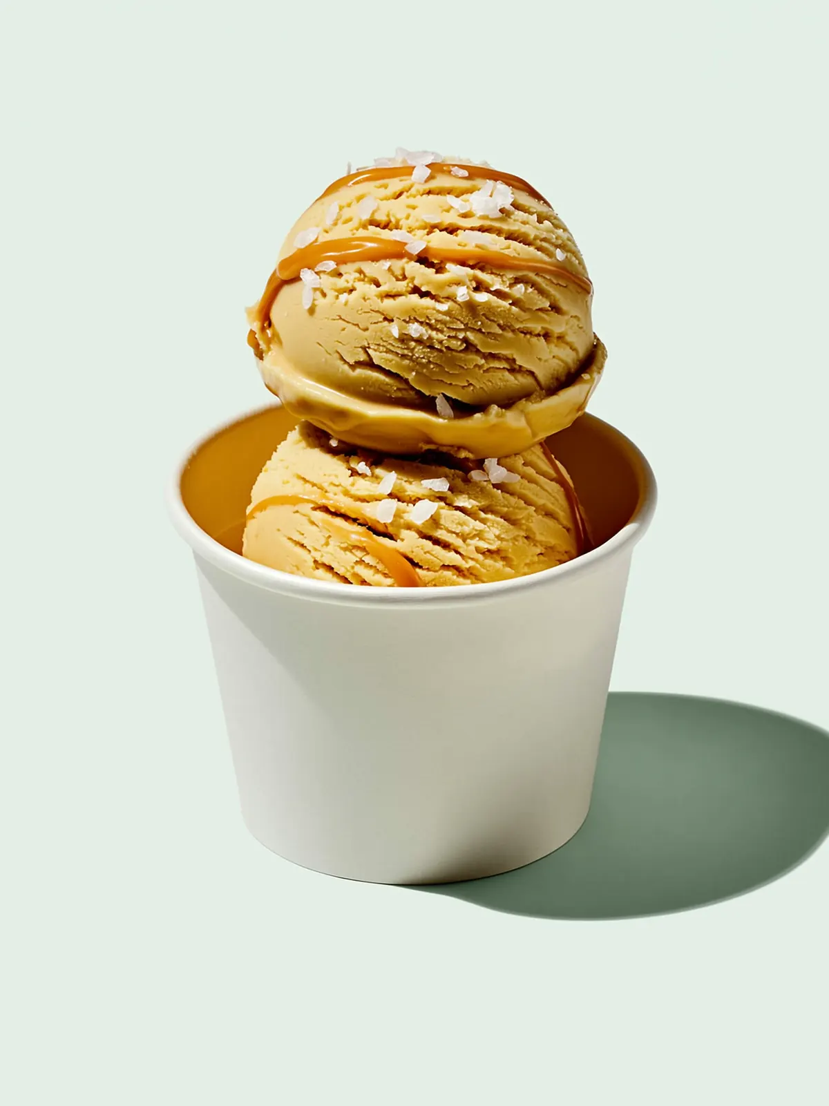 Gezouten caramel: twee bollen roomijs in een witte beker
