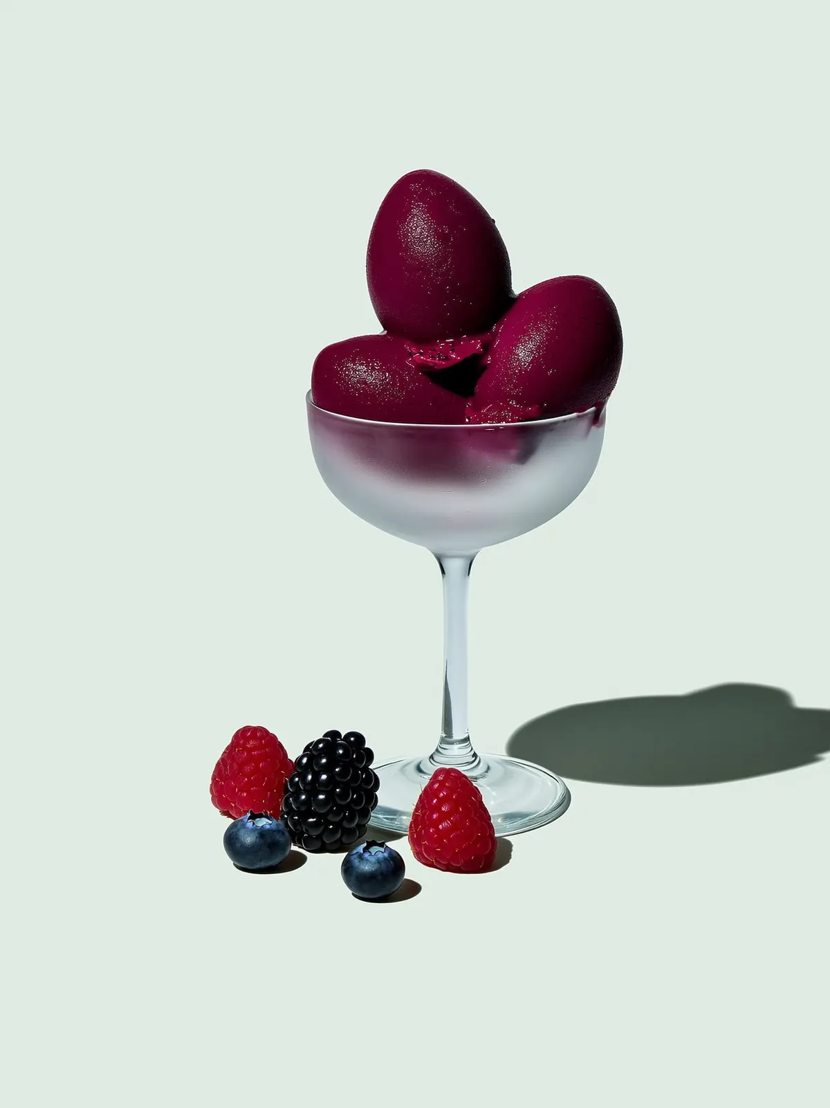 Sorbet bosvruchten in een berijpte glazen coupe