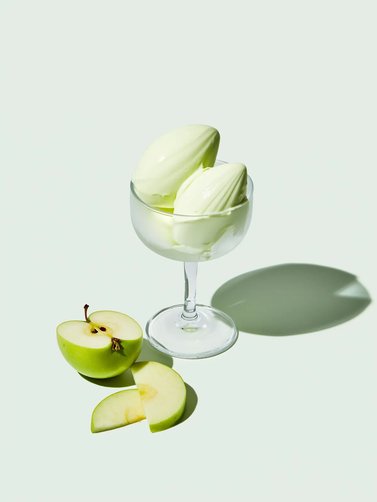 Sorbet groene appel in een berijpte glazen coupe