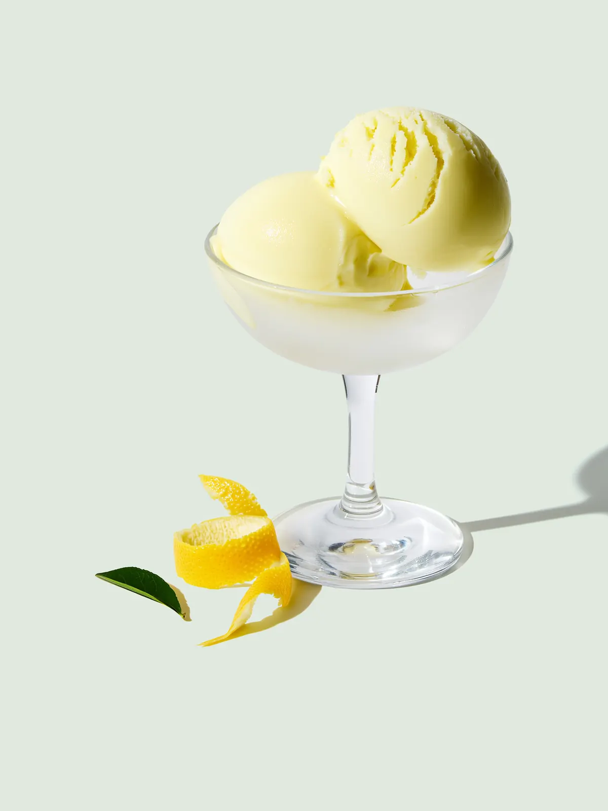 Sorbet limoncello in een berijpte glazen coupe