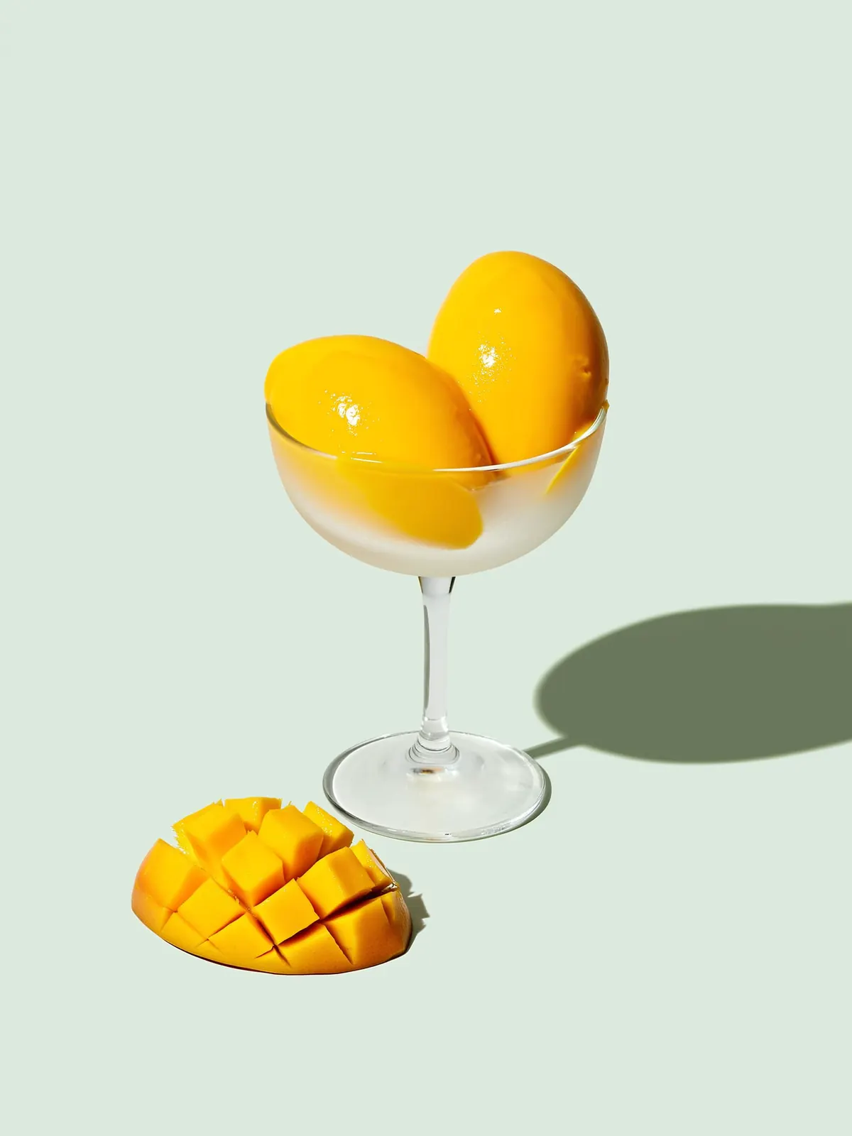 Sorbet mango in een berijpte glazen coupe