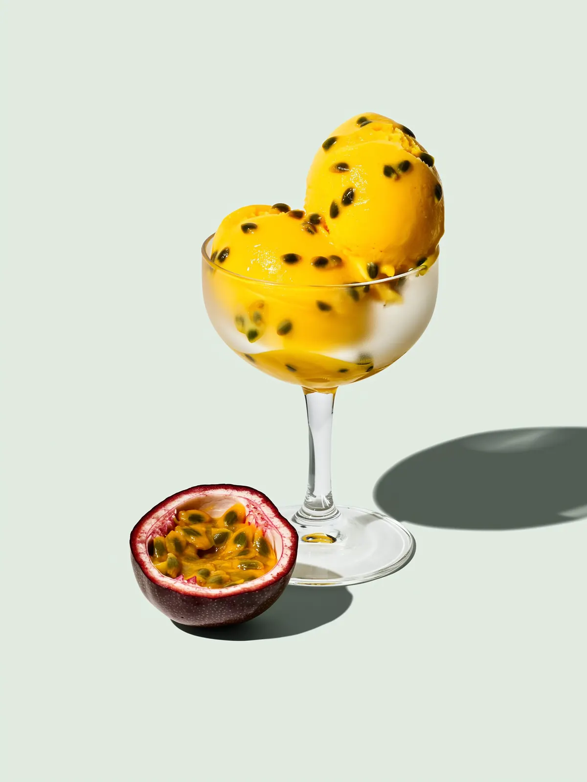 Sorbet passievrucht in een berijpte glazen coupe