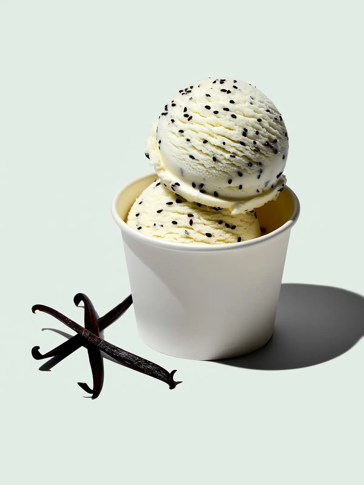 Vanille Bourbon: twee bollen roomijs in een witte beker